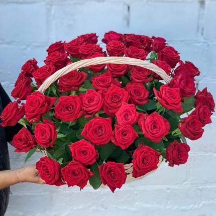 Корзинка "Моей королеве" из красных роз с доставкой в по Великому Новгороду